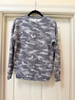 Athleta Gray Camo Crewneck Sweatshirt (Size XS)